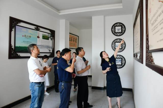 省委农工部调研组一行赴赵李桥茶厂调研