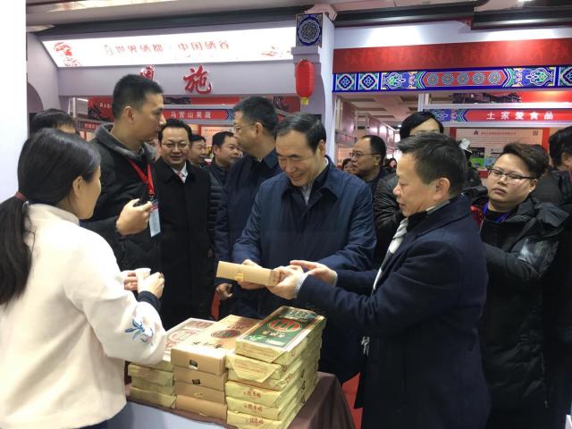 “小青”“小火”真的火   吸引市民大采购