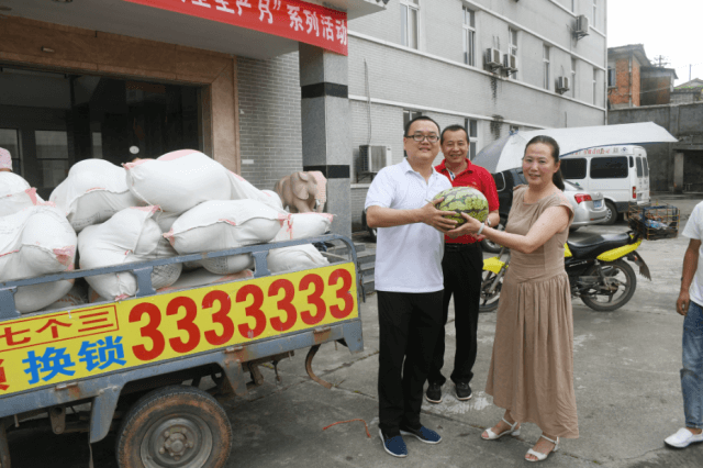 赤壁总工会开展“送清凉”活动