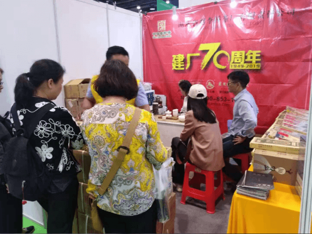 第9届南宁茶博会开展 年轻消费者围观“川”牌青（米）砖茶 